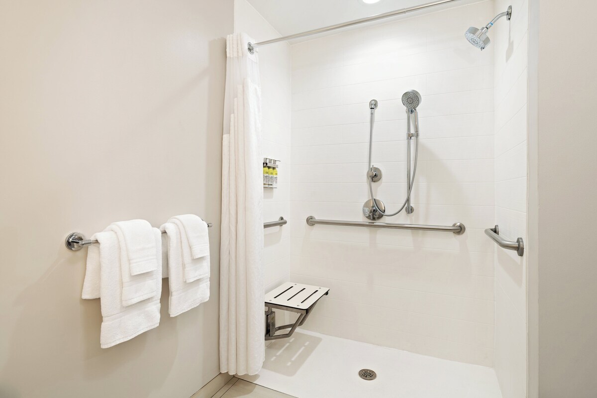 Standard Room, 2 Queen Beds, Accessible (Mobility)
