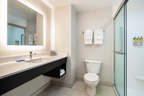 Duschwanne, kostenlose Toilettenartikel, Haartrockner, Handtücher