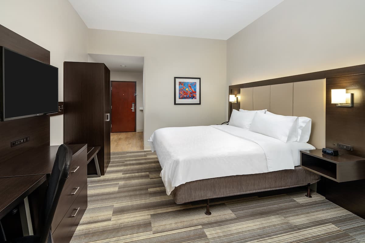 Hypo-allergenic bedding, in-room safe, desk, laptop workspace