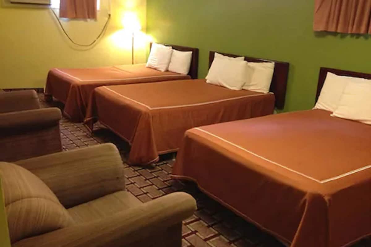 Family Room, 3 Queen Beds | WiFi (free)