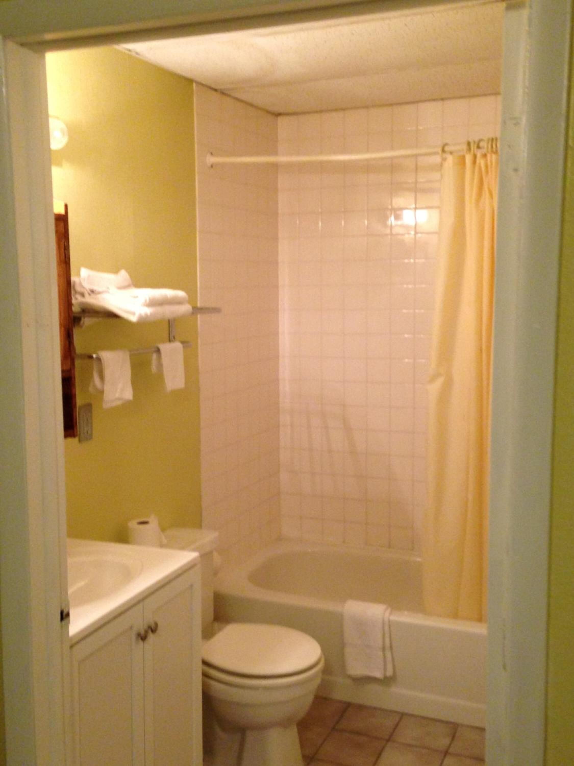 Combined shower/tub, towels
