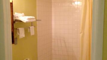 Combined shower/tub, towels