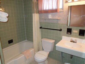 Combined shower/bathtub, towels