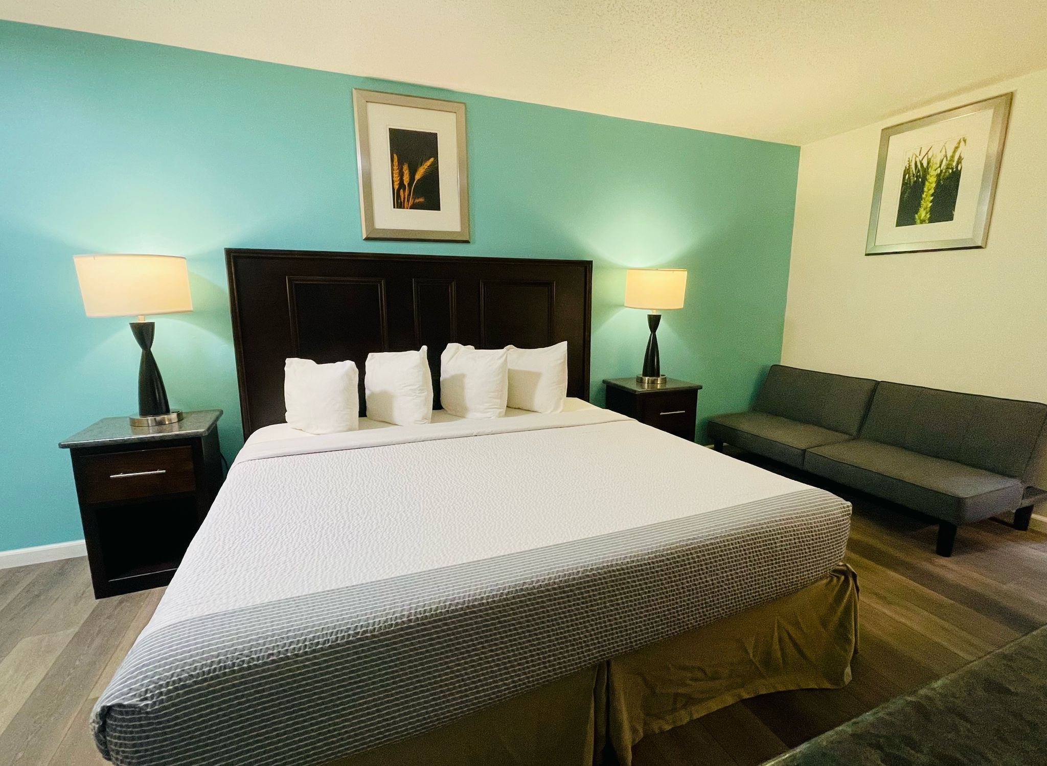 Standard Room, 1 King Bed | Living area