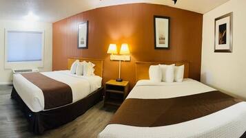 Habitación doble estándar, 2 camas matrimoniales | Tabla de planchar con plancha, wifi gratis y ropa de cama