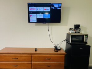 Quarto casal standard, 2 camas de casal | Área de estar | TV LCD