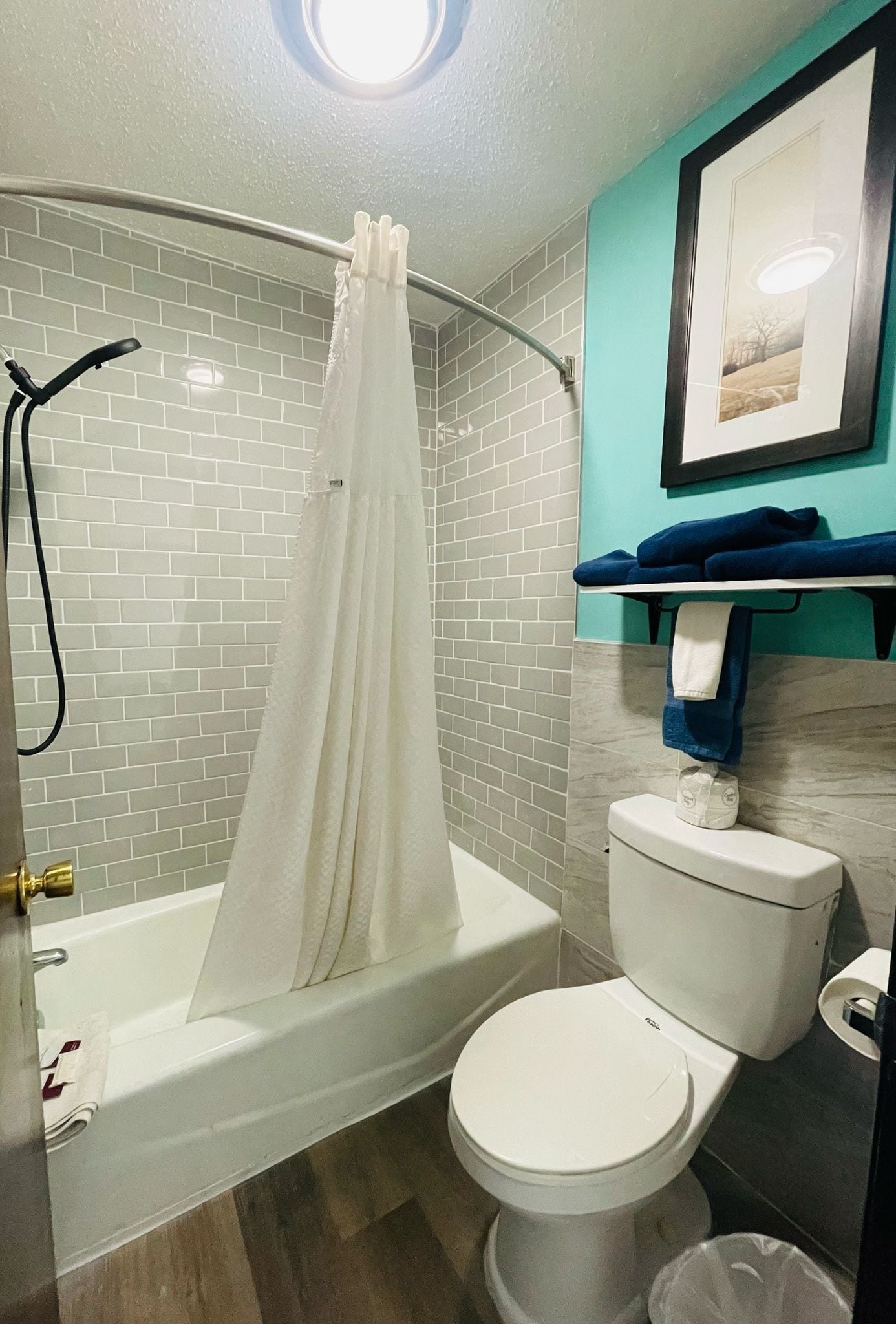 Standard Room, 1 King Bed | Bathroom