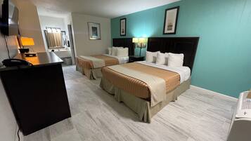 Habitación doble estándar, 2 camas matrimoniales | Baño | Secadora de cabello y toallas