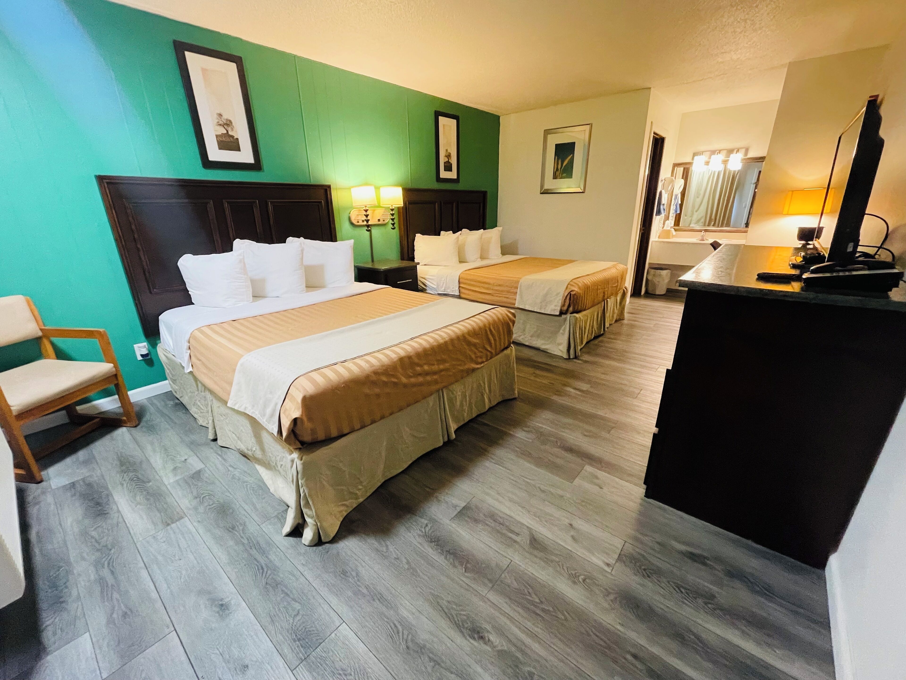 Standard-Doppelzimmer, 2 Doppelbetten | Bügeleisen/Bügelbrett, kostenloses WLAN, Bettwäsche