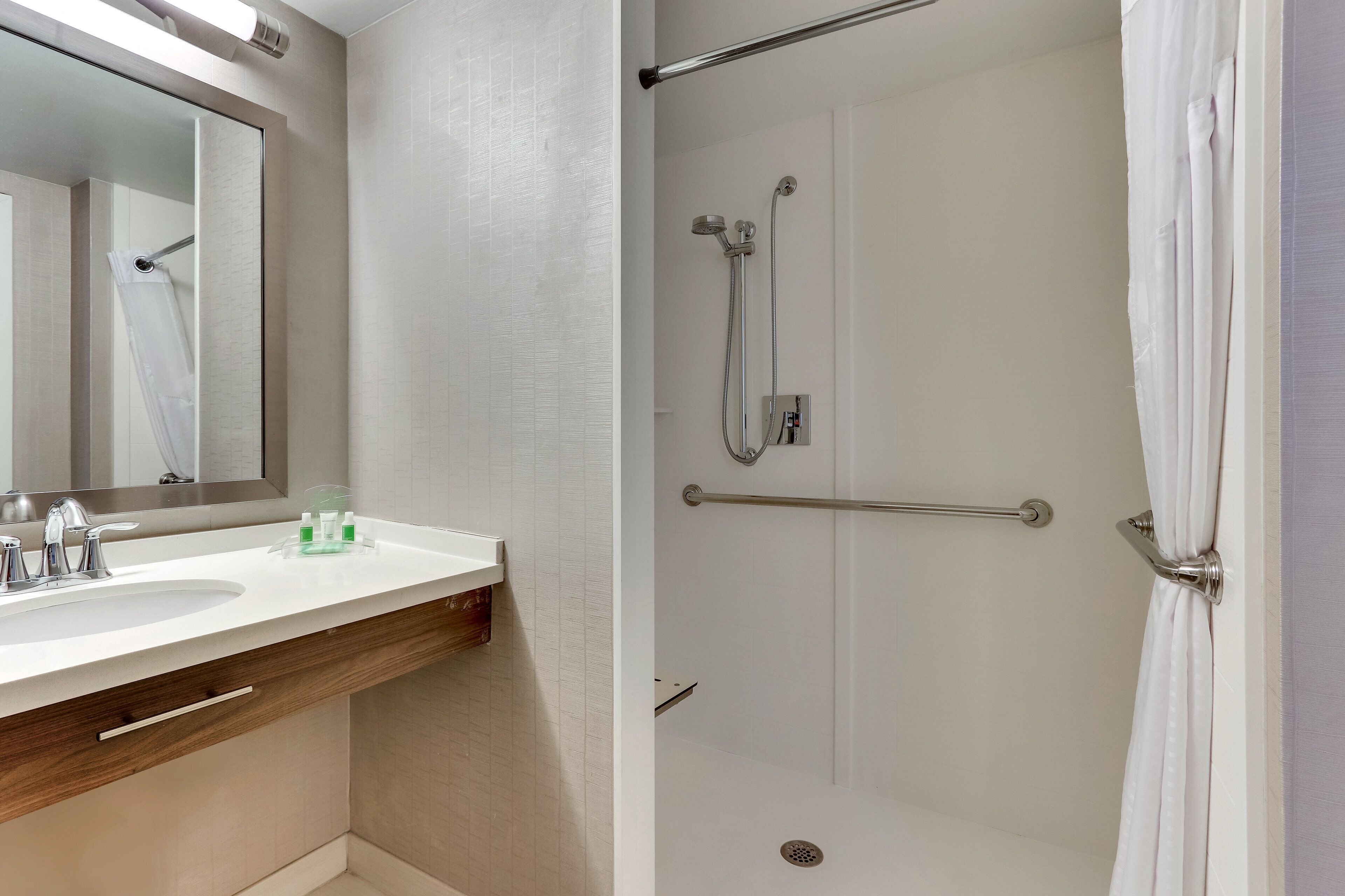 Combined shower/bathtub, free toiletries, hair dryer, towels