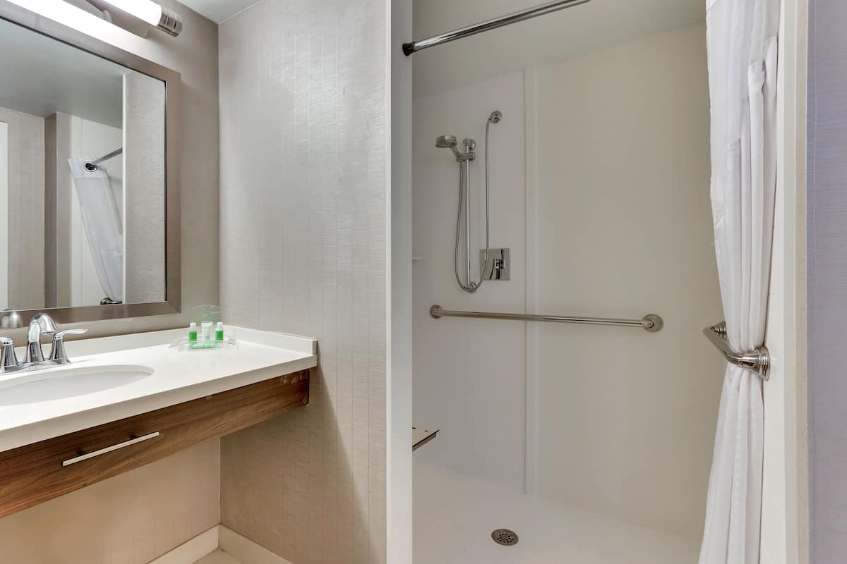 Combined shower/tub, free toiletries, hair dryer, towels