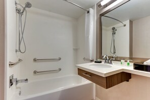 Combined shower/bathtub, free toiletries, hair dryer, towels