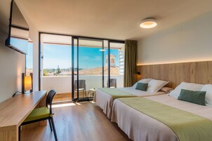 Minibar, caja de seguridad en la habitación y escritorio 