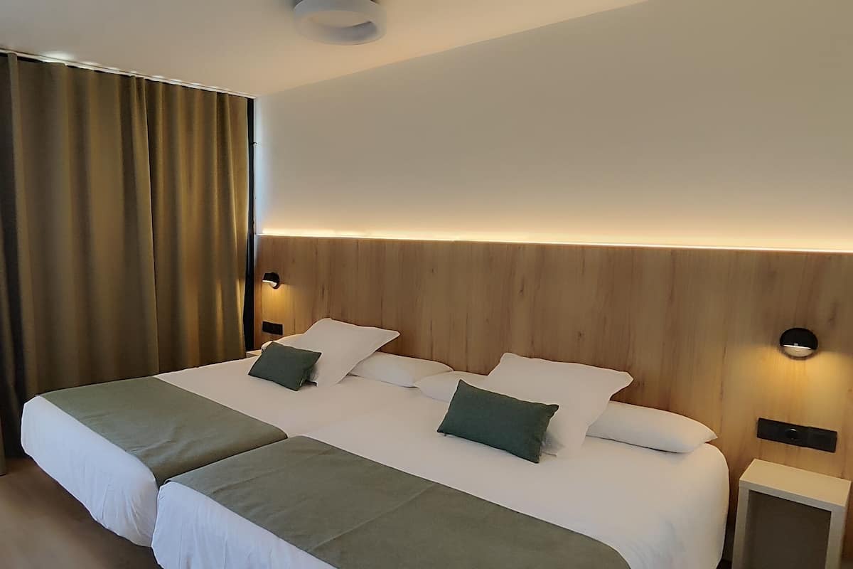 Minibar, Zimmersafe, Schreibtisch, Verdunkelungsvorhänge