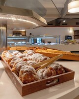 Desayuno buffet diario (EUR 7 por persona)