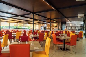 Déjeuner et dîner servis sur place
