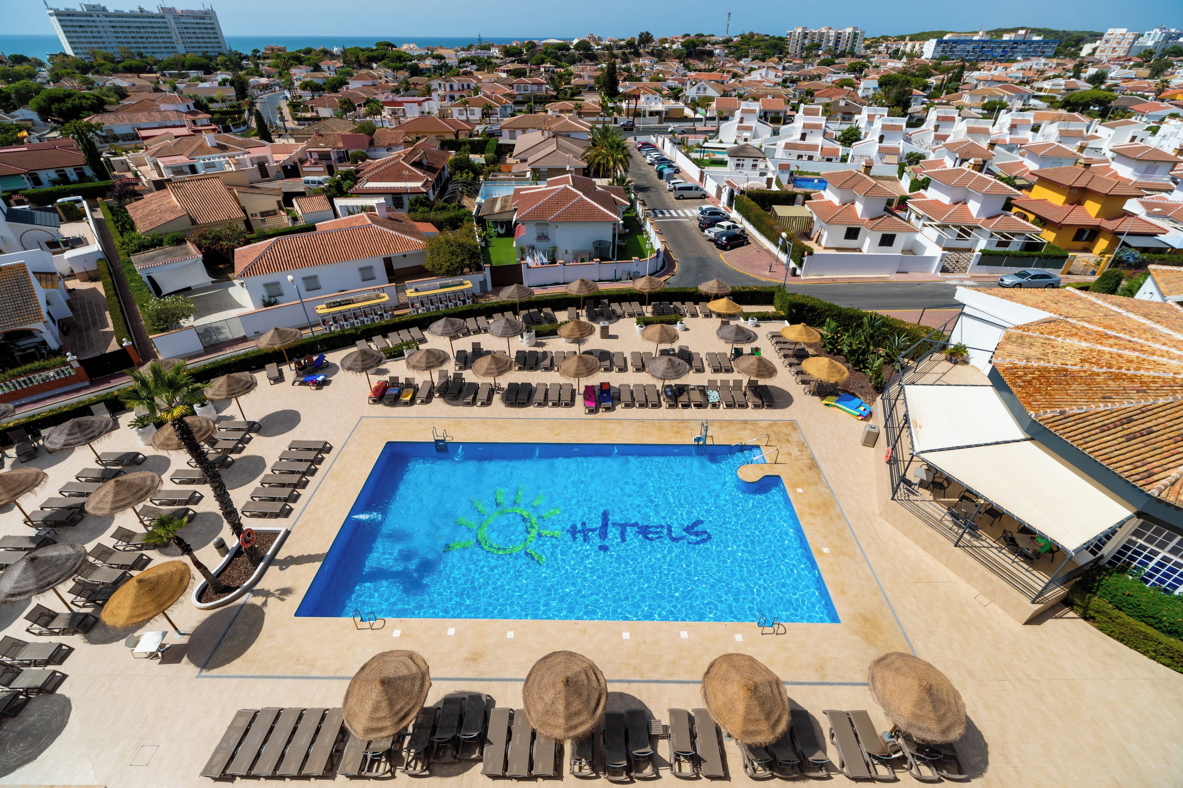 Piscine extérieure, chaises longues