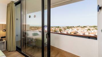 Minibar, coffres-forts dans les chambres, bureau, rideaux occultants