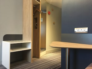 1 soveværelse, pengeskab på værelset, skrivebord, mørklægningsgardiner