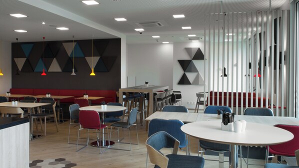Enjoy dining and casual meetings in this contemporary space with a variety of seating options.
