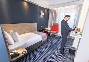 Standard Room, 1 Twin Bed | 1 bedroom, in-room safe, desk, blackout drapes