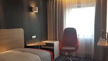 Standard Room, 1 Twin Bed | In-room safe, desk, blackout drapes, soundproofing