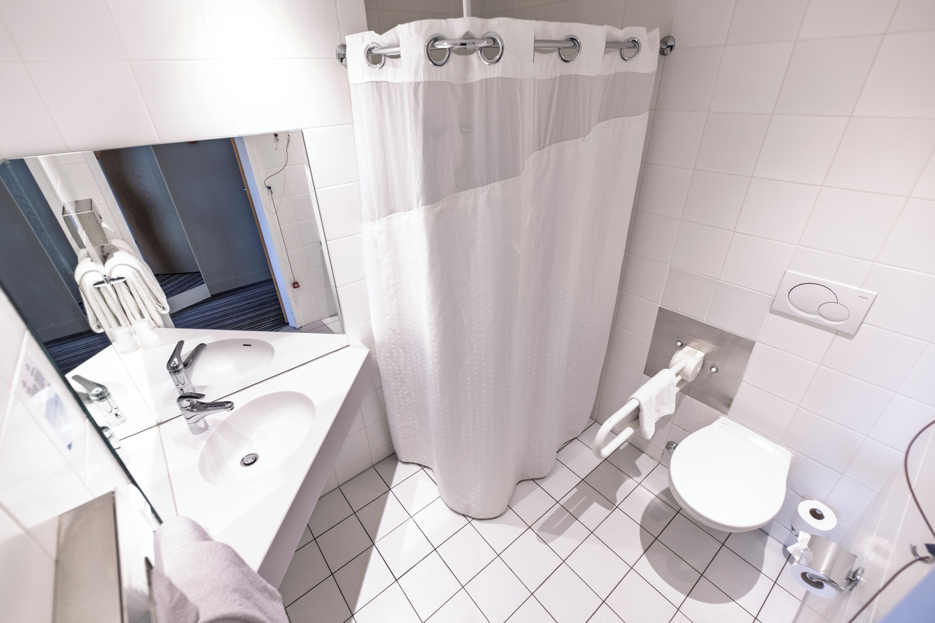 standard room, 1 double bed, accessible | bathroom | shower, free toiletries, hair dryer, towels