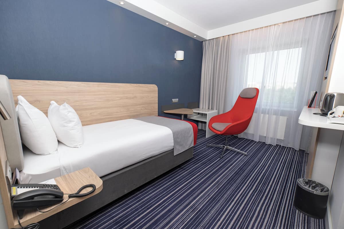 Standard Room, 1 Twin Bed | In-room safe, desk, blackout drapes, soundproofing