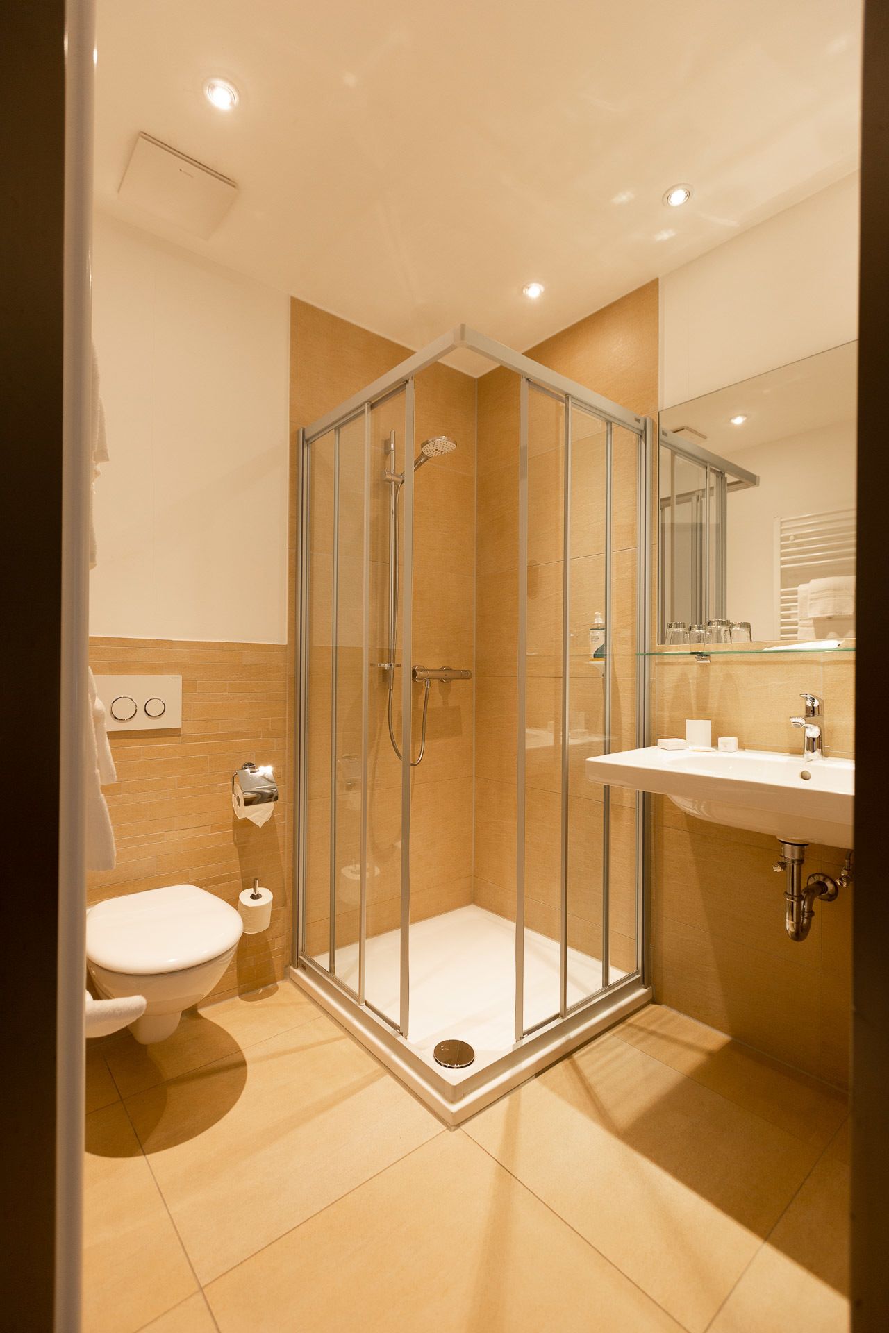 comfort room, 1 double bed | premium bedding, minibar, in-room safe, desk