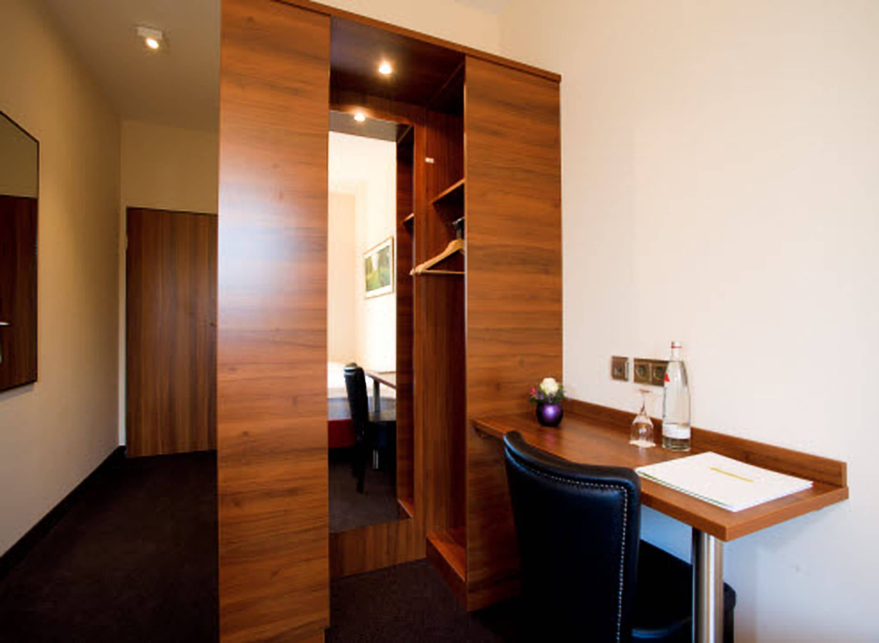 budget room | premium bedding, minibar, in-room safe, desk