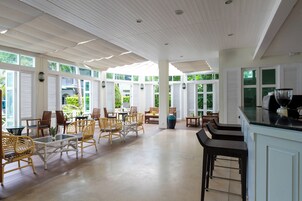 2 restaurants, breakfast, lunch, dinner served; international cuisine 