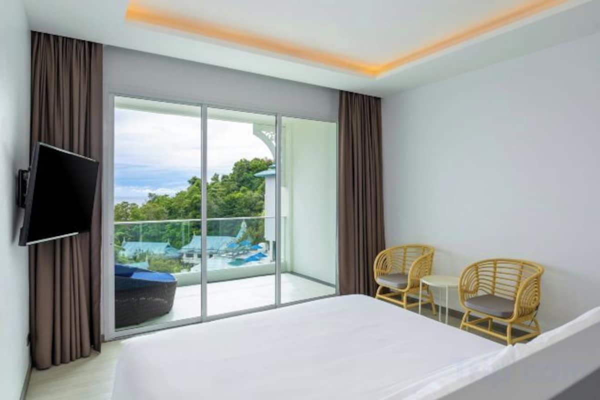 Minibar, in-room safe, desk, blackout drapes