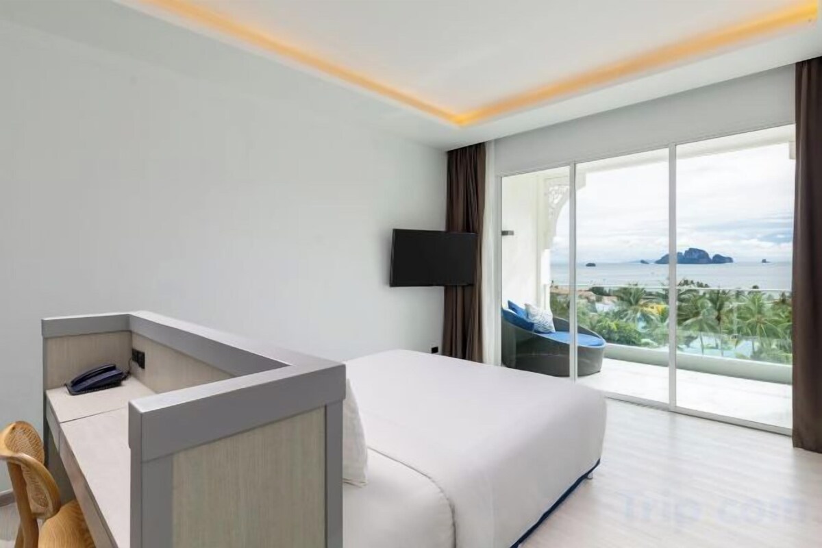 Minibar, in-room safe, desk, blackout drapes