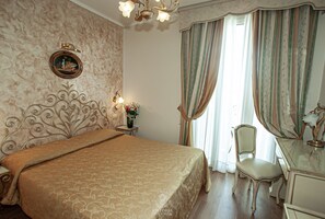 Kamar Double Superior, balkon, pemandangan laguna | Selimut bulu angsa, minibar, brankas, dan meja kerja