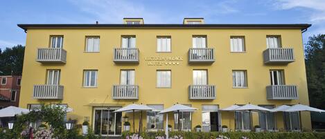 A yellow building with balconies and a sign reading "VIKTORIA PALACE HOTEL".