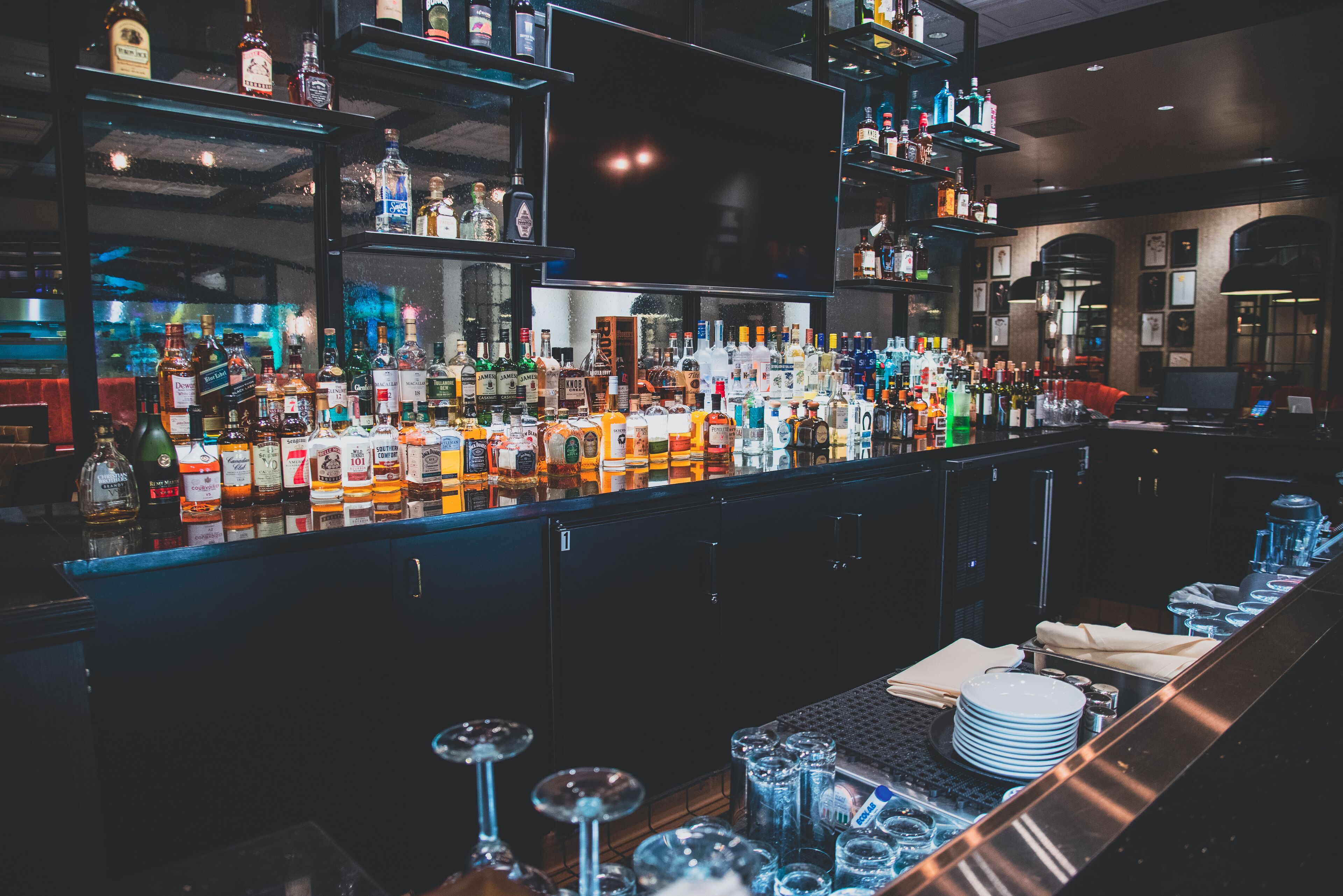 3 restaurants, breakfast, lunch, dinner served; american cuisine