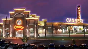 Vista frontal de la propiedad por la tarde o noche