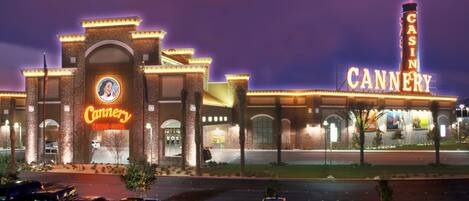 Bagian depan properti - sore/malam