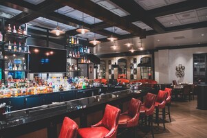 3 restaurantes; se sirven desayunos, almuerzos y cocina americana 