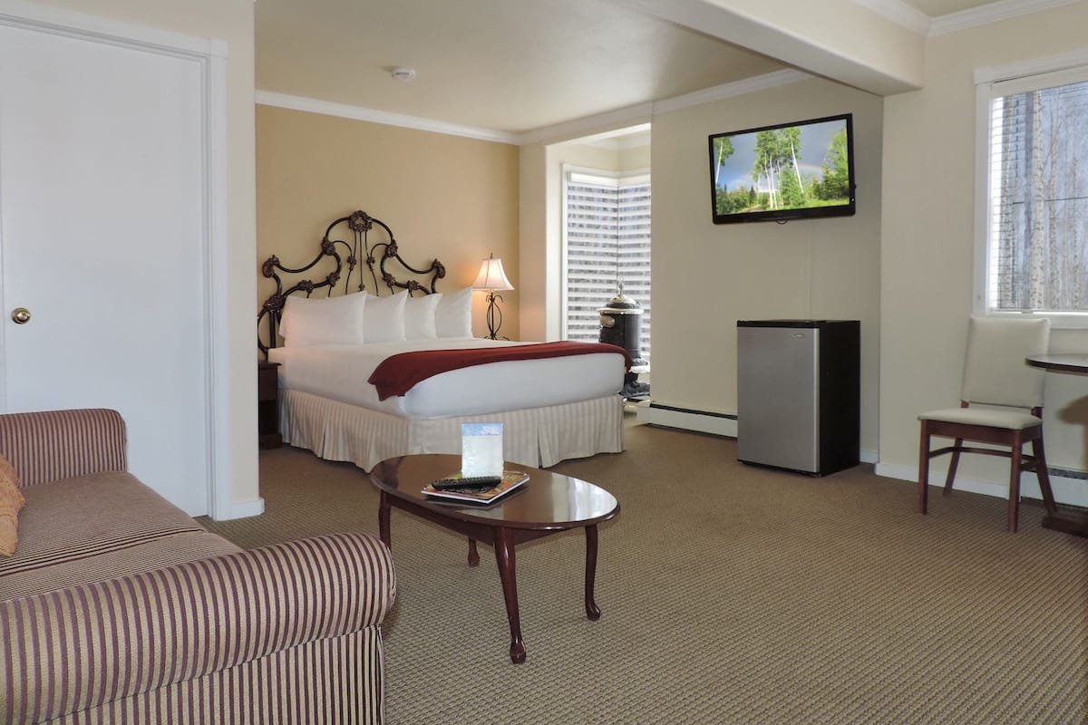Premium Room, 1 Queen Bed with Sofa bed | 1 bedroom, down comforters, desk, iron/ironing board