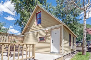 Cottage | Down comforters, desk, iron/ironing board (on request), cribs (free)