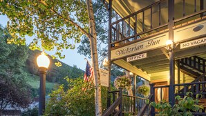 A Victorian Inn with a sign indicating an office and a 'No Vacancies' sign. - The Victorian Inn (Telluride)