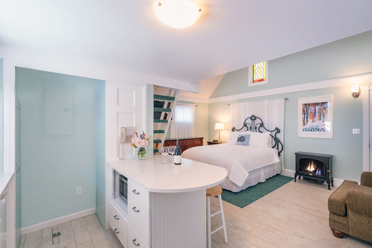 Cottage | 1 bedroom, down comforters, desk, iron/ironing board