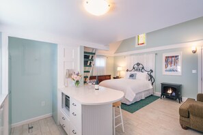 Småhus | Dundyner, skrivebord, strykejern/-brett og barnesenger (inkludert)