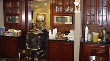 Una cocina tradicional con armarios de madera, una isla central y una zona de bar con taburetes.
