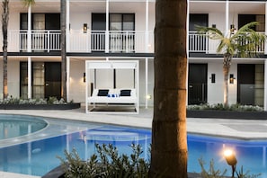 Outdoor pool, free cabanas, pool umbrellas - Tradewinds Hotel Fremantle (East Fremantle)