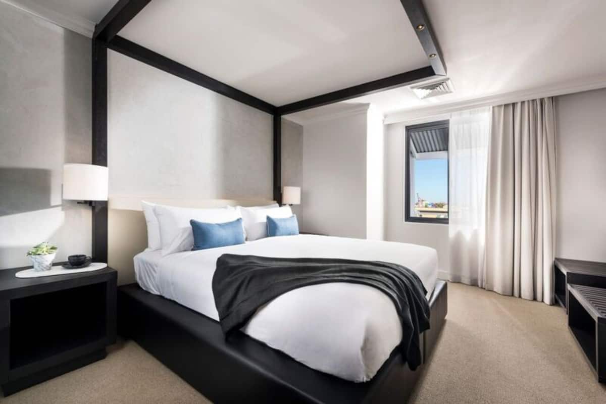 Phòng Suite Premium | Bộ đồ giường cao cấp, nệm có lớp đệm bông, két bảo mật tại phòng 