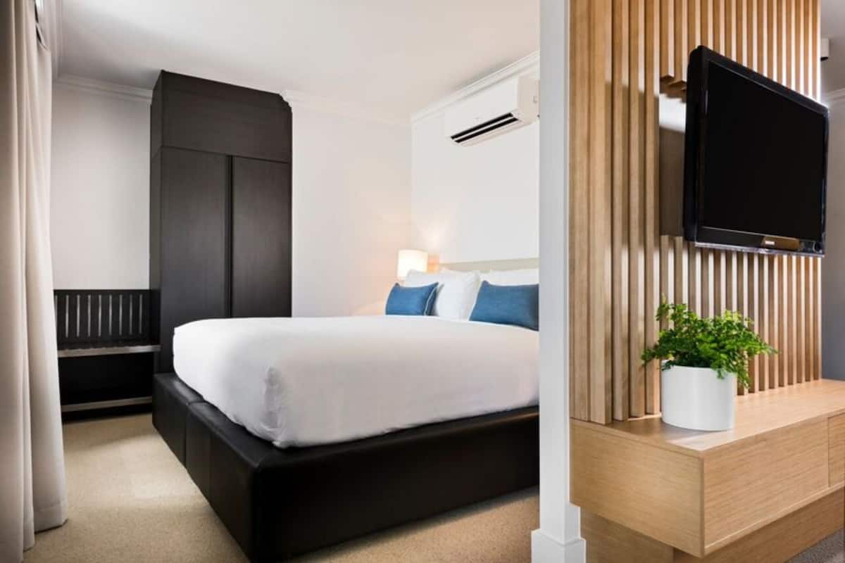 Phòng Suite | Bộ đồ giường cao cấp, nệm có lớp đệm bông, két bảo mật tại phòng 