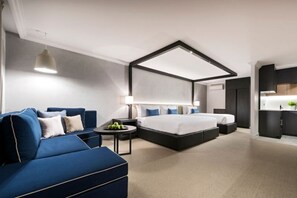 Premium bedding, pillow-top beds, in-room safe, desk - Tradewinds Hotel Fremantle (East Fremantle)