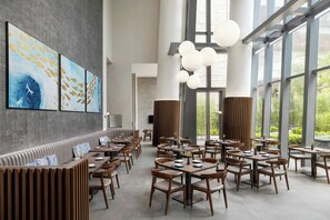 3 restaurants; breakfast, lunch, dinner, and brunch served - Le Méridien Hong Kong, Cyberport (Hong Kong)